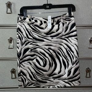 Black / white design LOFT skirt
